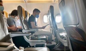 Read more about the article Maskenpflicht im Flugzeug fällt – Corona-Regeln für Herbsturlaub